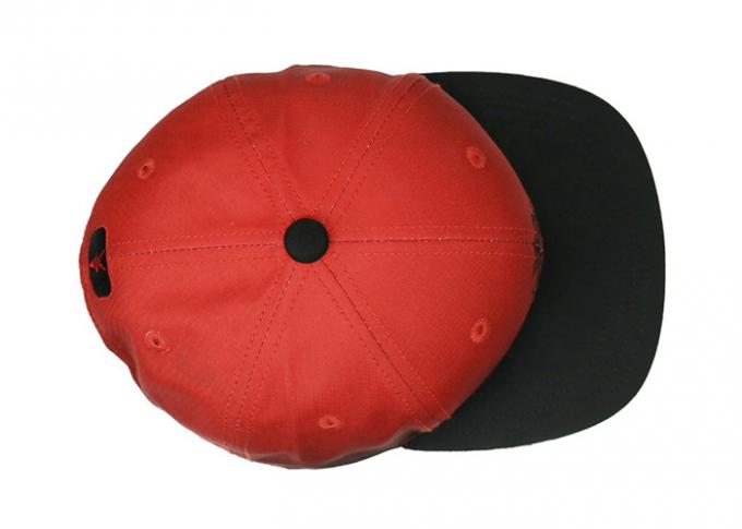 La vente en gros du CÆ adaptent le mâle aux besoins du client frais de bord de chapeau de broderie rouge plate de ton