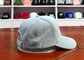 Les chapeaux de papa de sports de mode adaptent la courbe aux besoins du client gris-foncé de logo de correction de cuir de tissu de Toweling