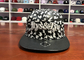 La broderie faite sur commande unisexe 6 du blanc 3D lambrisse le chapeau urbain de rue de bord d'unité centrale de sport plat en cuir de chapeaux