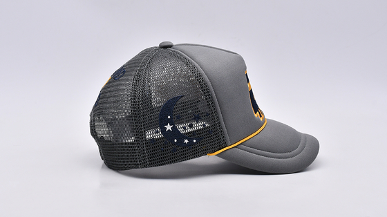Le chapeau de camionneur de mousse de 58CM a brodé la boucle arrière en plastique Mesh Adjustable Truck Sport Hat
