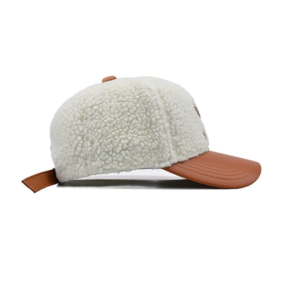 Une casquette de base-ball en coton élégant avec des coutures correspondantes
