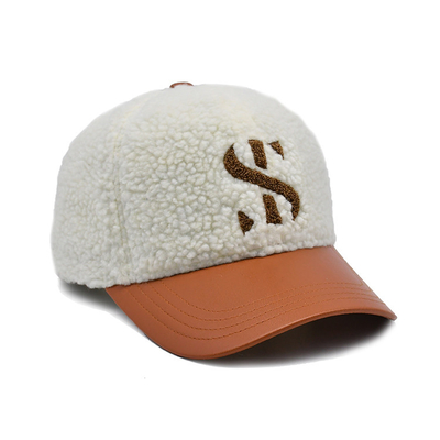 Une casquette de base-ball en coton élégant avec des coutures correspondantes