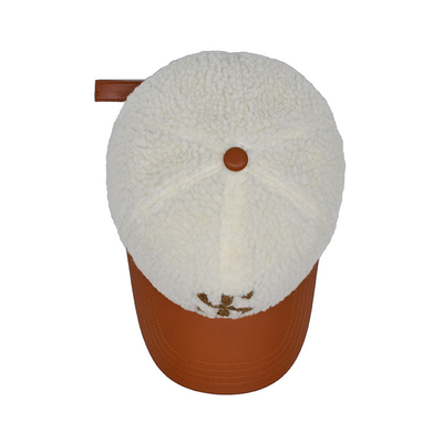 Une casquette de base-ball en coton élégant avec des coutures correspondantes