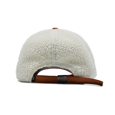 Une casquette de base-ball en coton élégant avec des coutures correspondantes