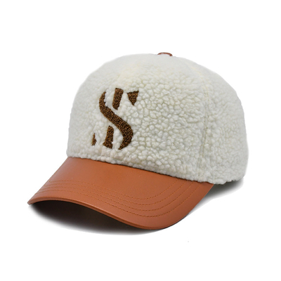 Une casquette de base-ball en coton élégant avec des coutures correspondantes