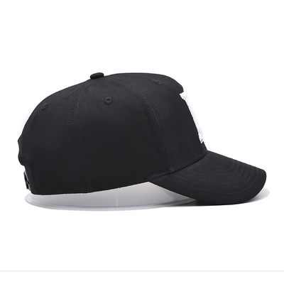 Casquette de base-ball sur mesure brodée avec coutures renforcées couronne de profil et sangle réglable