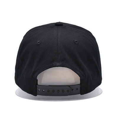 Casquette de base-ball sur mesure brodée avec coutures renforcées couronne de profil et sangle réglable