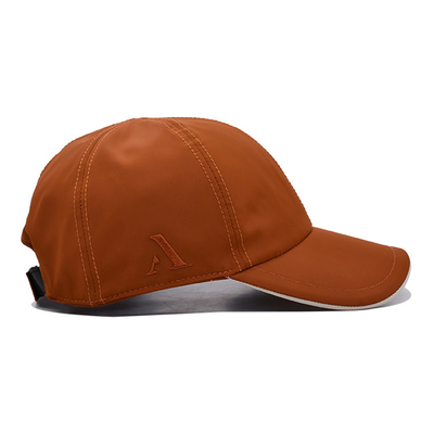 Capuchons personnalisés avec bord incurvé et fermeture de boucle métallique réglable