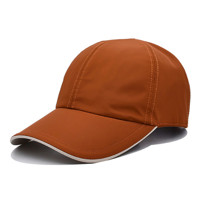 Capuchons personnalisés avec bord incurvé et fermeture de boucle métallique réglable