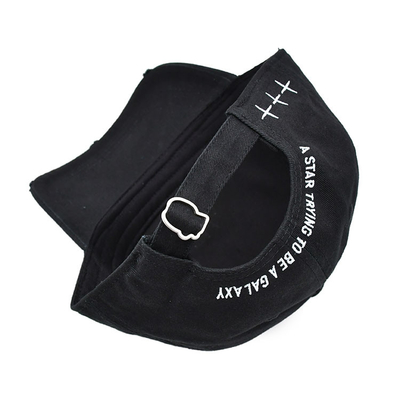 Une casquette de baseball brodée avec une boucle métallique personnalisée peut remplacer votre logo