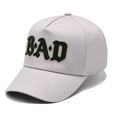 Visor incurvé, casquette de baseball à cinq panneaux avec couture pour faire correspondre la couleur du tissu au patch fixé