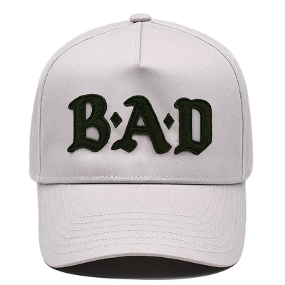 Visor incurvé, casquette de baseball à cinq panneaux avec couture pour faire correspondre la couleur du tissu au patch fixé