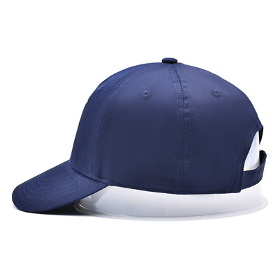 Une casquette de baseball de 5 panneaux en coton avec un logo brodé et des points
