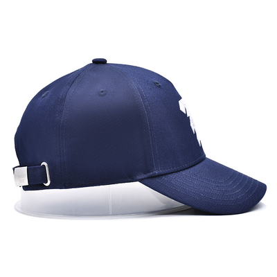 Une casquette de baseball de 5 panneaux en coton avec un logo brodé et des points