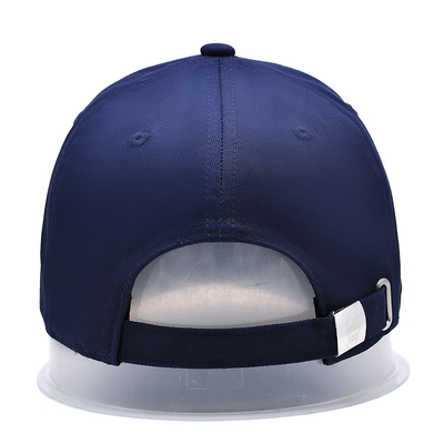 Une casquette de baseball de 5 panneaux en coton avec un logo brodé et des points