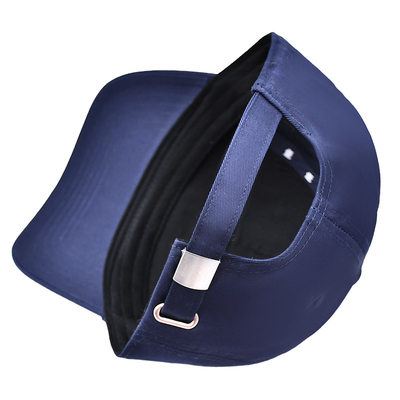 Une casquette de baseball de 5 panneaux en coton avec un logo brodé et des points