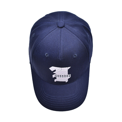 Une casquette de baseball de 5 panneaux en coton avec un logo brodé et des points