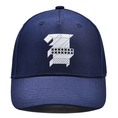Une casquette de baseball de 5 panneaux en coton avec un logo brodé et des points