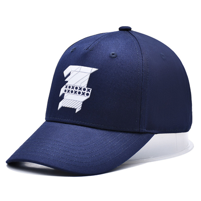Une casquette de baseball de 5 panneaux en coton avec un logo brodé et des points