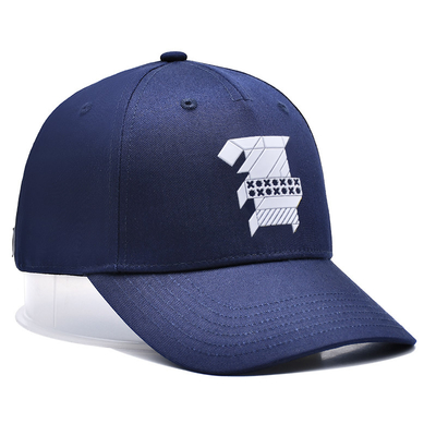 Une casquette de baseball de 5 panneaux en coton avec un logo brodé et des points