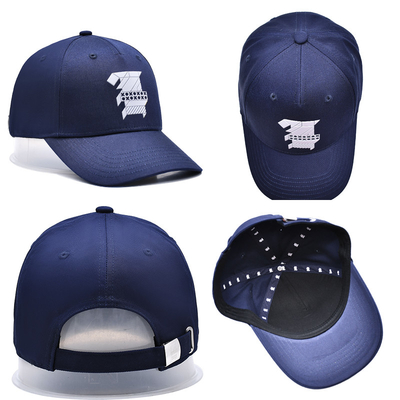 Une casquette de baseball de 5 panneaux en coton avec un logo brodé et des points