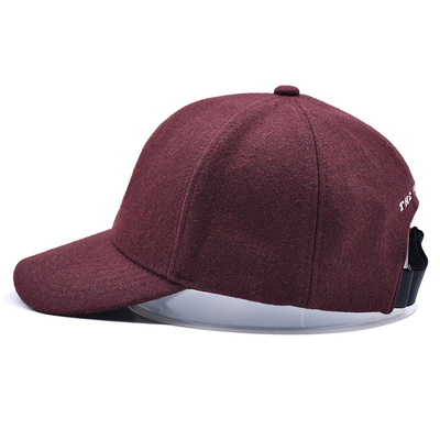 Une casquette de base-ball de 6 panneaux avec fermeture réglable et bande de coton