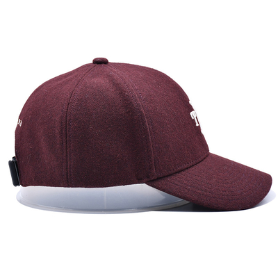 Une casquette de base-ball de 6 panneaux avec fermeture réglable et bande de coton