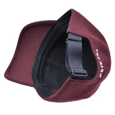 Une casquette de base-ball de 6 panneaux avec fermeture réglable et bande de coton