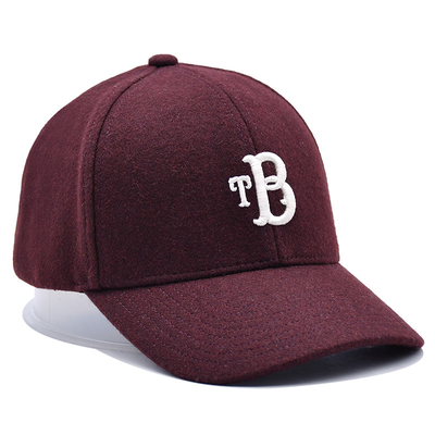 Une casquette de base-ball de 6 panneaux avec fermeture réglable et bande de coton