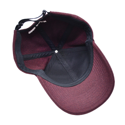 Une casquette de base-ball de 6 panneaux avec fermeture réglable et bande de coton