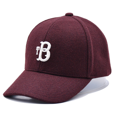 Une casquette de base-ball de 6 panneaux avec fermeture réglable et bande de coton