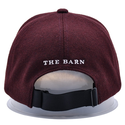 Une casquette de base-ball de 6 panneaux avec fermeture réglable et bande de coton