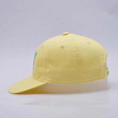 Des chapeaux en noir à bord plat et à haute durabilité.