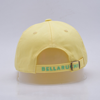 Des chapeaux en noir à bord plat et à haute durabilité.