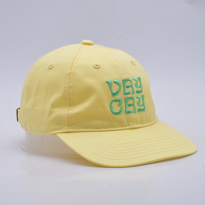 Des chapeaux en noir à bord plat et à haute durabilité.