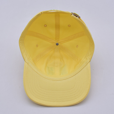 Des chapeaux en noir à bord plat et à haute durabilité.