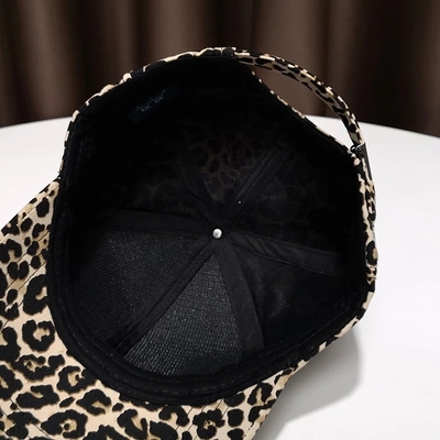 Une casquette de baseball à 6 panneaux confortable et durable pour vos clients
