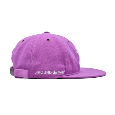 Chapeau rose à bord plat avec fermeture en tissu et logo brodé en 3D