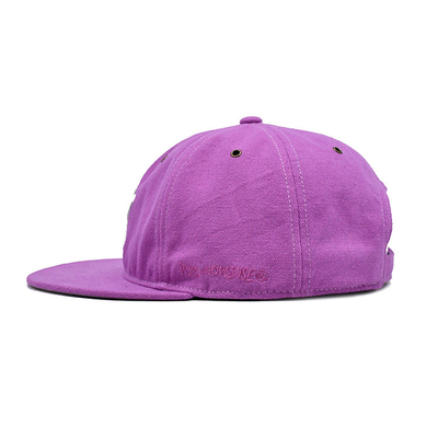 Chapeau rose à bord plat avec fermeture en tissu et logo brodé en 3D