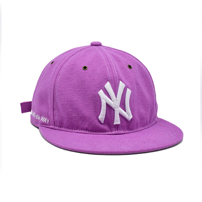 Chapeau rose à bord plat avec fermeture en tissu et logo brodé en 3D
