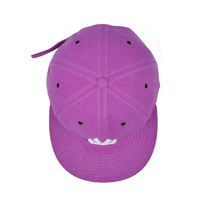 Chapeau rose à bord plat avec fermeture en tissu et logo brodé en 3D