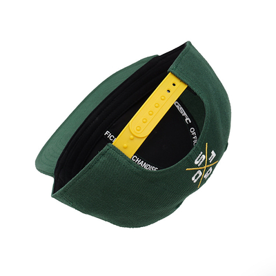 Chapeaux en plastique respirant avec bord plat structuré et logo brodé personnalisé couleur camouflé