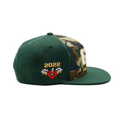 Chapeaux en plastique respirant avec bord plat structuré et logo brodé personnalisé couleur camouflé