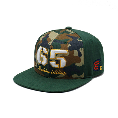 Chapeaux en plastique respirant avec bord plat structuré et logo brodé personnalisé couleur camouflé