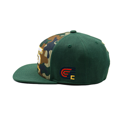 Chapeaux en plastique respirant avec bord plat structuré et logo brodé personnalisé couleur camouflé