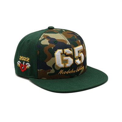Chapeaux en plastique respirant avec bord plat structuré et logo brodé personnalisé couleur camouflé