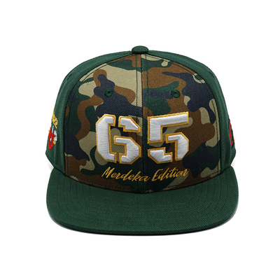 Chapeaux en plastique respirant avec bord plat structuré et logo brodé personnalisé couleur camouflé