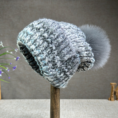 2024 Nouveau chapeau pour femmes en cachemire chapeau tricoté pour automne/hiver fourrure de renard chapeau pompom bord bouclé couleur casquette de protection pour oreille