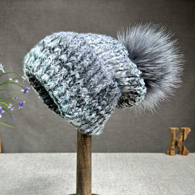 2024 Nouveau chapeau pour femmes en cachemire chapeau tricoté pour automne/hiver fourrure de renard chapeau pompom bord bouclé couleur casquette de protection pour oreille