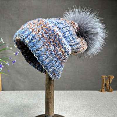 2024 Nouveau chapeau pour femmes en cachemire chapeau tricoté pour automne/hiver fourrure de renard chapeau pompom bord bouclé couleur casquette de protection pour oreille